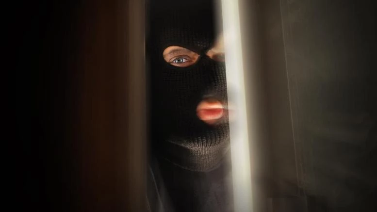 Μπήκαν ληστές στο σπίτι και το θύμα προσποιήθηκε ότι κοιμόταν: Δείτε τι συνέβη